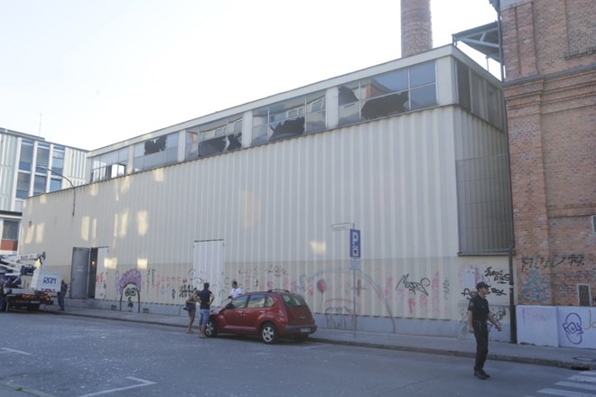 Na Kotnikovi v Ljubljani eksplozija na transformatorski postaji, šlo naj bi za okvaro razdelilca