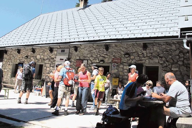 Dom pri Krnskih jezerih so zgradili leta 1984 in sodi med najbolj obiskane planinske postojanke v slovenskem visokogorju. 