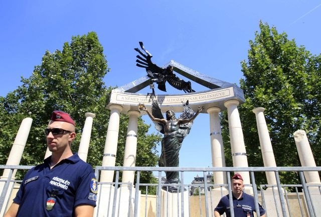 Spomenik drugi svetovni vojni varuje več kot sto policistov, “napadajo” pa ga protestniki (foto)