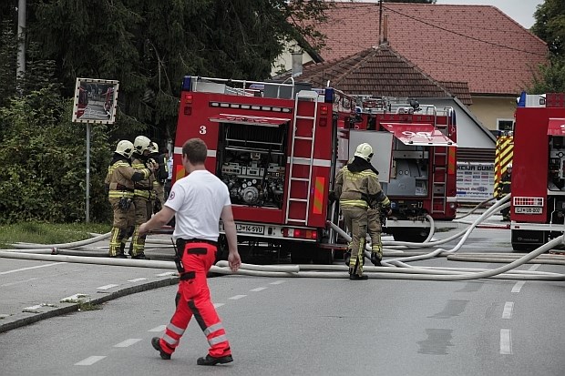 Z vulkanizerstva se je vil gost dim, ki se ga je videlo z več koncev Ljubljane (foto)