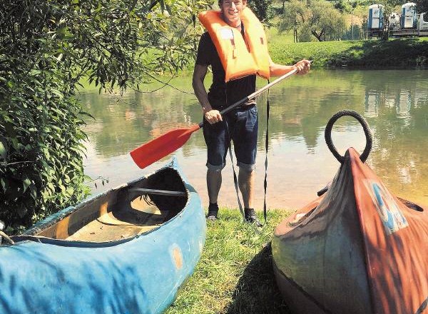 V gostišču so jima ponudili kanuje za veslanje po reki Krki – brez plačila in časovne omejitve. 