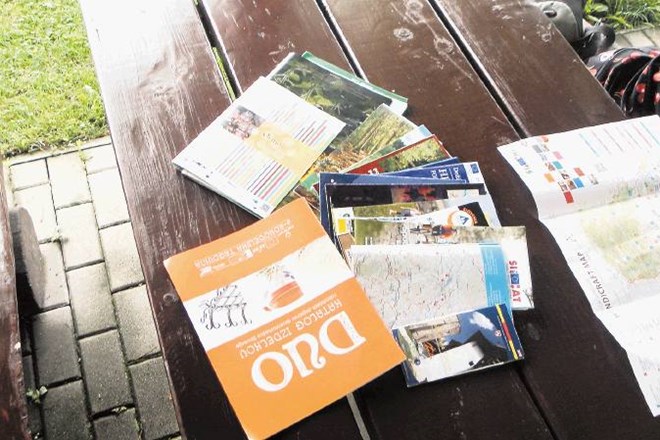 Turistične brošure so bile Avstralcu v veliko pomoč. 