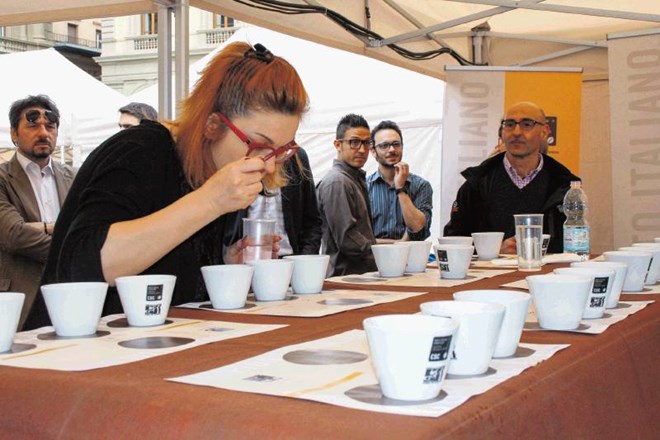Podobno kot sommelieri se tudi preizkuševalci kave v Italiji vsako leto pomerijo v svojih veščinah. 