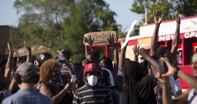 Po smrti temnopoltega najstnika nasilni protesti; med prijetimi tudi dva novinarja (foto)