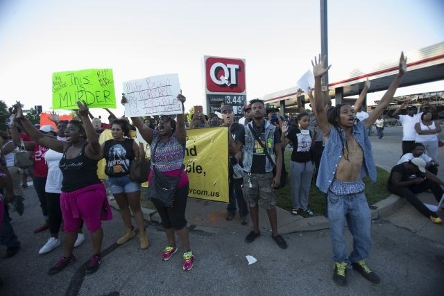 Po smrti temnopoltega najstnika nasilni protesti; med prijetimi tudi dva novinarja (foto)