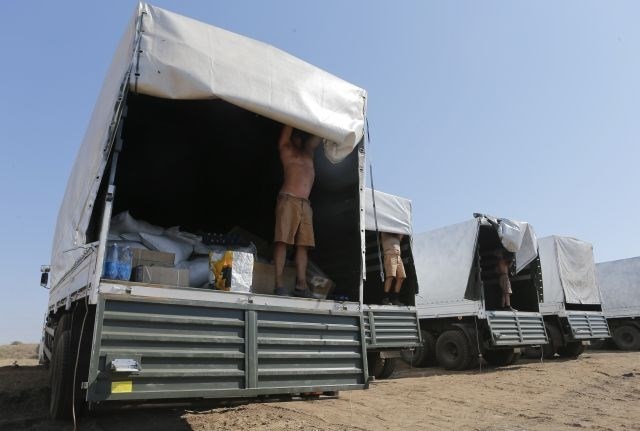 Na meji z Ukrajino so preiskali ruske tovornjake s humanitarno pomočjo za prebivalce vzhodne Ukrajine. 