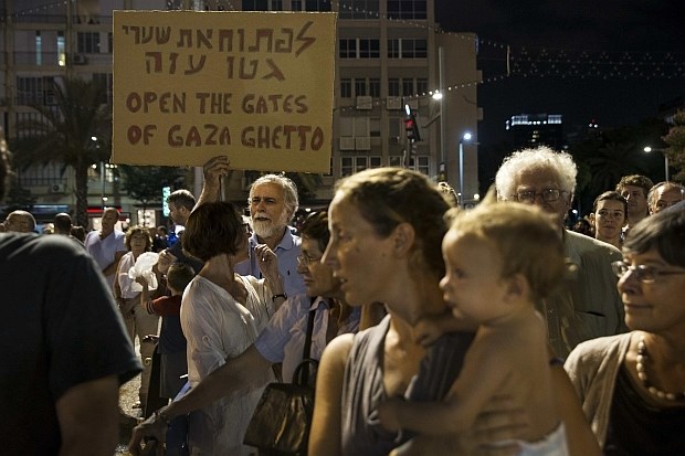 Protest v Tel Avivu v podporo Gazi. 