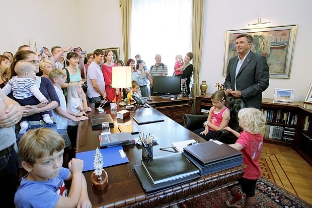 Pahorju predsedniški stol zasedli otroci 