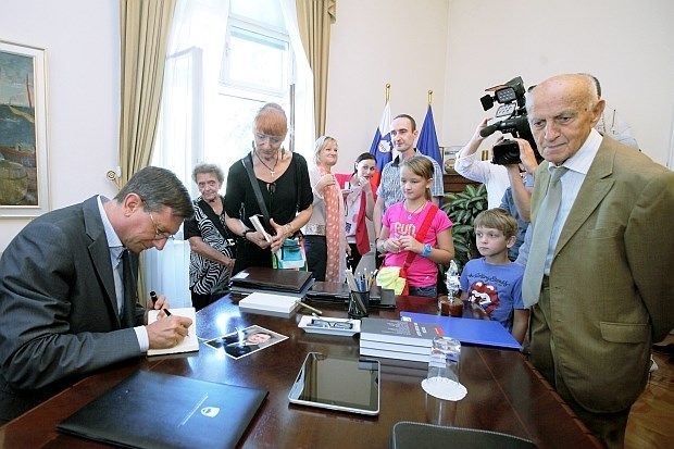 Pahorju predsedniški stol zasedli otroci 