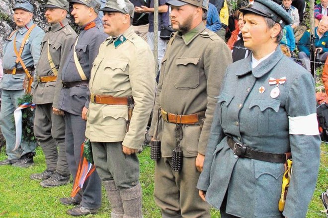 Z ramo ob rami so v starih uniformah stali nekdaj sovražniki na fronti. 