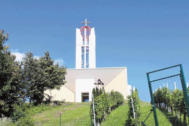 Izklicna cena za nedokončano cerkev je na včerajšnji dražbi znašala 838.000  evrov. 