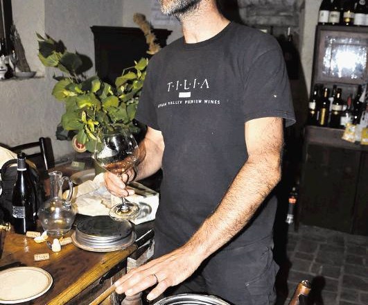 Vinar Matjaž Lemut z destilatom črnega pinota, v katerem se tri leta namakajo sušene jagode rumenega muškata. Z njegovo...