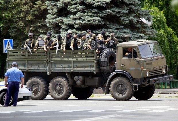 Ukrajinske obmejne sile v bitki z Rusi, ki so z oklepnimi vozili in tanki vdrli v državo