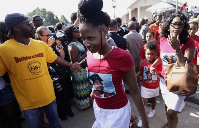 Od ubitega temnopoltega najstnika se je poslovilo več tisoč ljudi (foto)
