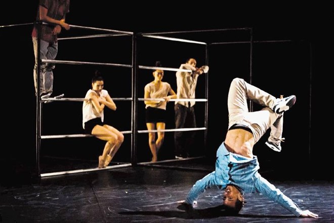 V predstavi Meja, ki bo nocoj odprla deveti festival sodobnega plesa Fronta, se prepletajo prvine hiphopa, sodobnega plesa in...