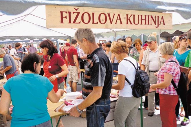 Na letošnjem Fižolovem dnevu so obiskovalci pojedli skoraj tisoč porcij različnih fižolovih jedi. 