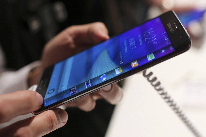Samsung z ukrivljenim telefonom in kompletom za navidezno resničnost