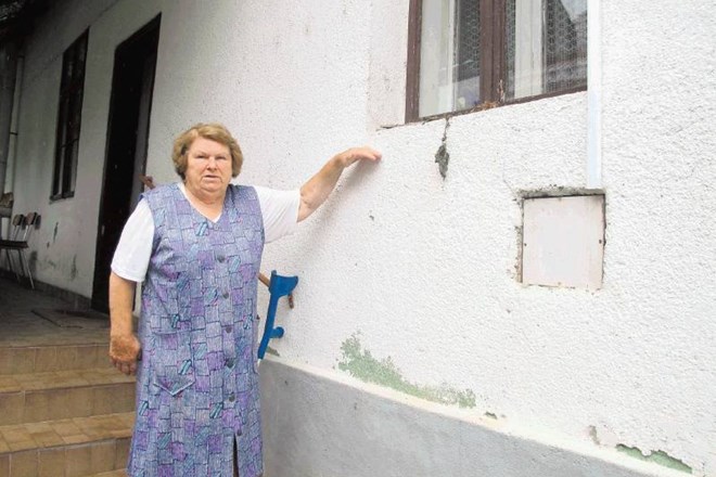 Fanika Lorber kaže, do kod je na njeni hiši segala voda ob poplavi leta 2010. 
