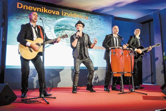 Skupina 3Čelos,  Sašo, Matic in Gregor, je družno s pevcem Klemnom Bunderlo na lepem večeru zaigrala in zapela pesem  Lepo...