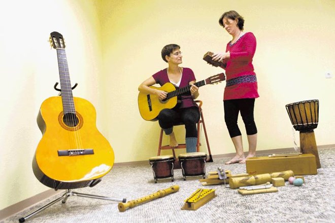 Claudia Knoll (levo) in Špela Loti Knoll pravita, da je glasbeno terapijo zelo smiselno implementirati v že obstoječo...