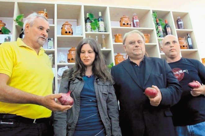Ekipa nosilcev projekta v razstavnem prostoru na raškem trgu (z leve proti desni):  predsednik turističnega društva Alojz...