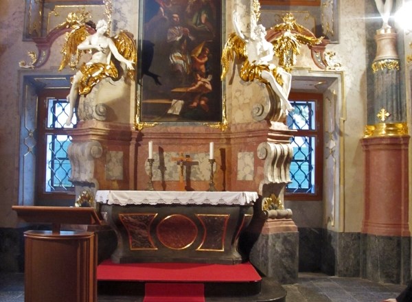 Svila in marmor za knezoškofa
