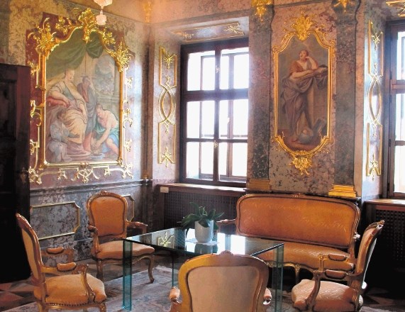 Ena od sob za druženje v dvorcu Goričane je urejena še posebno razkošno. Lestencu iz muranskega stekla dela družbo čudovita...
