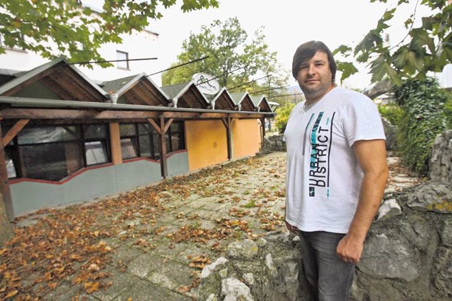 Tri mesece po tem, ko je zaradi pretepov in kazni Aleš Kovačič zaprl priljubljeni lokal Krokodil v središču mesta, so vandali...