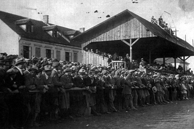 Na ljubljanskem nogometnem derbiju med Ilirijo in Primorjem leta 1928 so stojišča pokala po šivih. arhiv Ilirije 