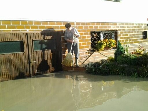 Zavarovalniški cenilci že na terenu; zaradi poplav mnogi niso mogli v službo ali šolo (foto)