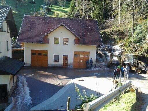 Zaradi hudournika so morali evakuirati petčlansko družino z Žirovskega vrha sv. Antona.  