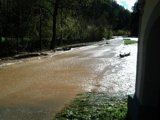 Hrastnica blizu Škofje Loke je zaradi poplavljenega cestišča še naprej nedostopna.  
