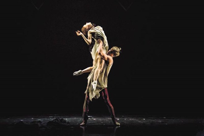 V novi baletni predstavi Tristan in Izolda sta naslovni vlogi plesala Lukas Zuschlag in Tjaša Kmetec. Darja Štravs Tisu 