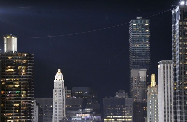 Vrvohodec Nik Wallenda z zavezanimi očmi visoko nad Chicagom (video dneva) 
