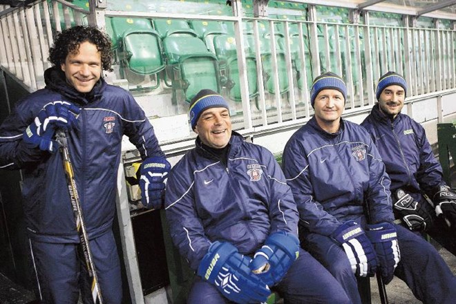 Trenerski štab hokejske reprezentance sestavljajo Gaber Glavič, Matjaž Kopitar, Nik Zupančič in Aleš Burnik. Luka Cjuha 
