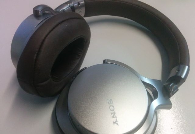 Sony slušalke: Boj med analognim in digitalnim  
