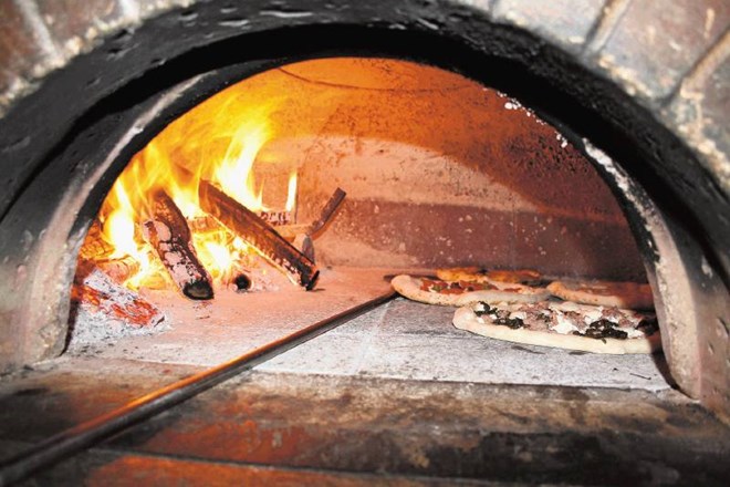 Napolitanska pica se peče vsega eno minuto na temperaturi med 430 in 450 stopinjami Celzija. Visoka temperatura poskrbi za...