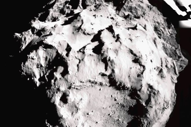 Prva slika kometa, ki jo je posnelo plovilo Rosetta med pristajanjem. Reuters 