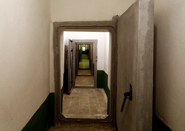 Albanija javnosti pokazala ogromen bunker, zgrajen v času hladne vojne 