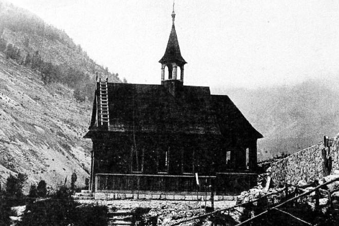 Takole je bila videti lesena cerkvica, ki so jo postavili leta 1916. Na desni strani ob zidu je lesena tabla z govorom ob...