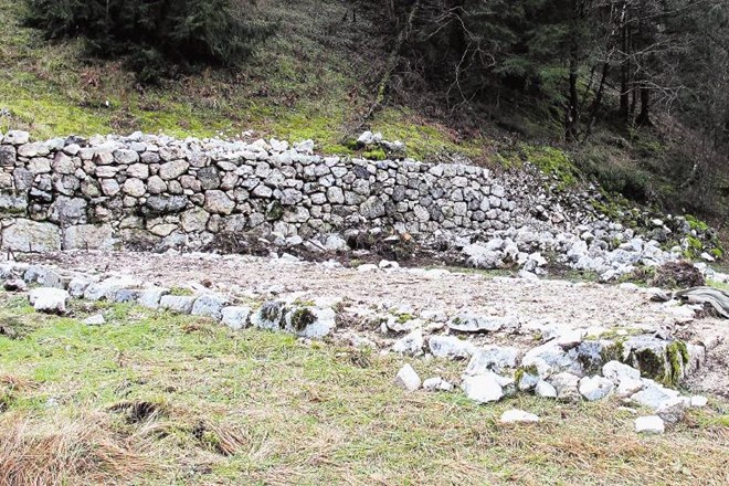 Odkopani temelji nekdanje cerkvice nad dolino reke Lepenjice Jani Alič 