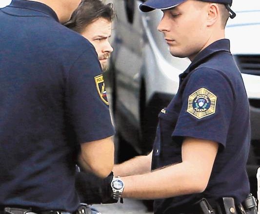 Komisija je ocenila, da je policist upravičeno streljal na Dušana Petrovčiča (na fotografiji), ki je pred tem ustrelil...