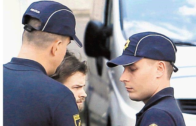 Komisija je ocenila, da je policist upravičeno streljal na Dušana Petrovčiča (na fotografiji), ki je pred tem ustrelil...