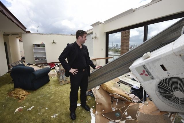 James Marriott je ostal brez strehe, ki jo je z njegovega stanovanja odnesel močan veter. (Foto: AP) 