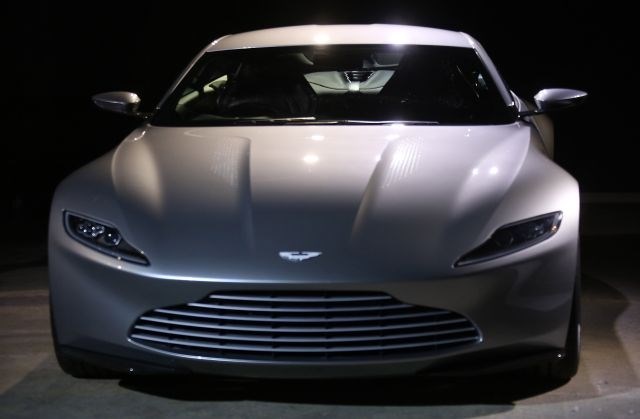 James Bond bo vozil nov avtomobil Aston Martin DB10, ki so ga naredili posebej za ta film. (Foto: AP) 