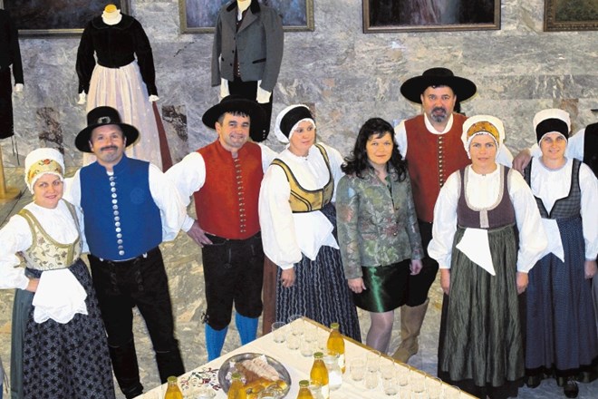Oblačila, kot so jih na Loškem nosili v prvi polovici 19. stoletja, bodo zdaj s ponosom nosili člani folklornih skupin Škofja...