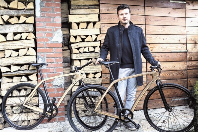 Janez Tratar ob svojem kolesu, ki ga je iz slovenskega lesa razvijal in oblikoval leto dni. Jaka Gasar 