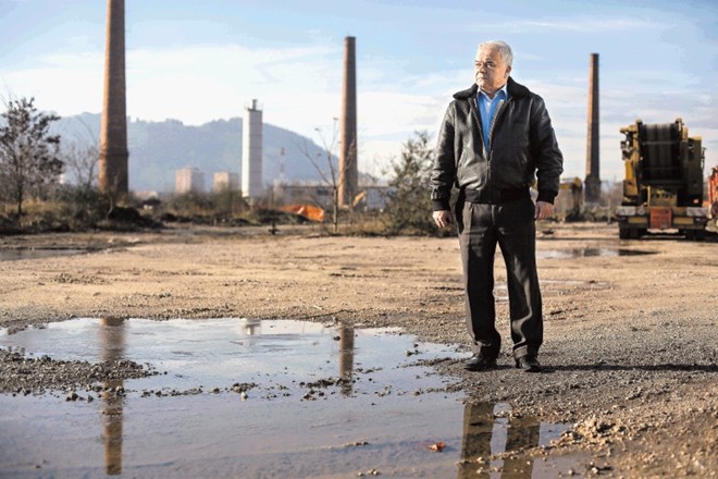 Boris Šuštar, koordinator Civilnih iniciativ Celja, pred nekdanjimi cinkarniškimi dimniki, ki so za Celjane simbol »bolezni«....