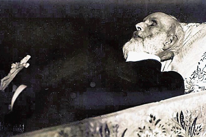 Skladatelj Davorin Jenko leta 1914 na mrtvaškem odru. Ob natančni primerjavi fiziognomije njegove glave in glave Ivana...