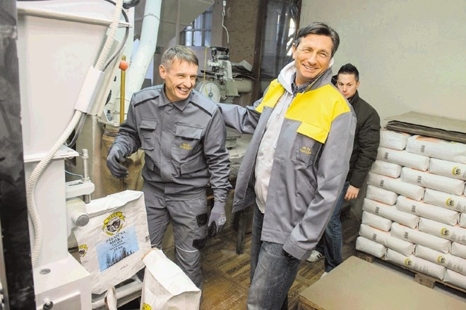 Pahor si bo ogledal postroj Janševih uniformiranih mladcev